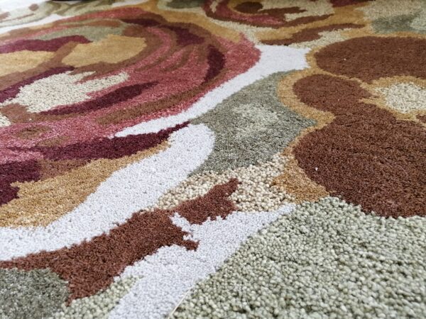 LRG341 - Hand-Tufted Coming Up Roses - Close up