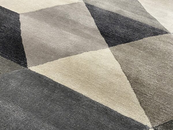 LRG70 GS - Staggered Grey Silk Close up 2