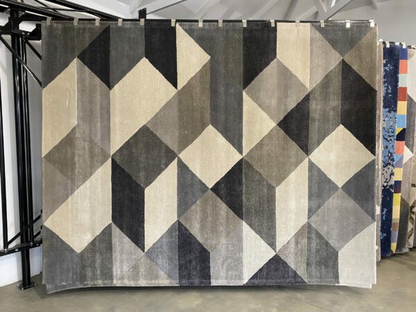 LRG70 GS - Staggered Grey Silk Photo